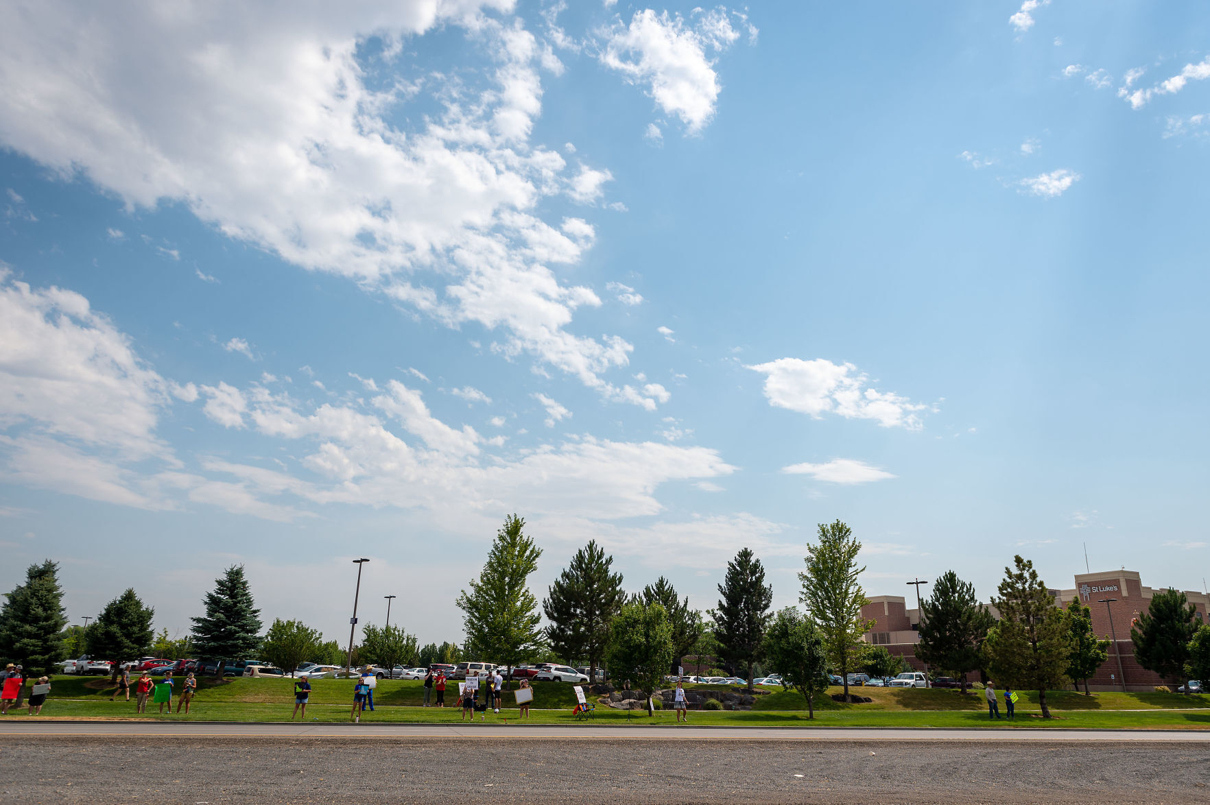Hundreds show up to rally against vaccine mandates
